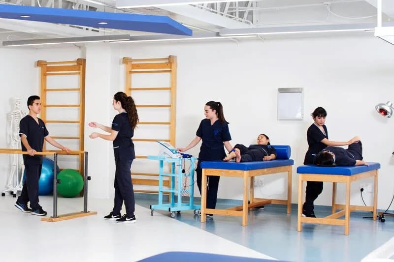 Estudiantes Universitarios en fisioterapia aprendiendo sobre métodos de rehabilitación 