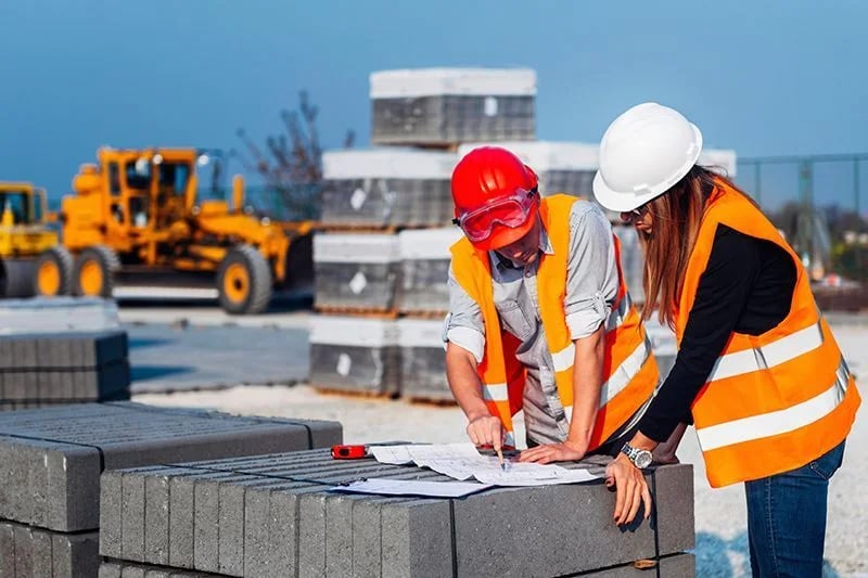 Los egresados de la ingeniería civil diseñan y llevan a cabo proyectos de construcción de obras civiles.