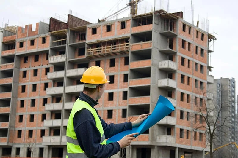 Los ingenieros civiles pueden trabajar en constructoras y empresas de diseño de vivienda