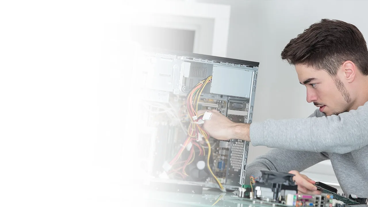 Ingeniero de la carrera en telecomunicaciones revisando una computadora