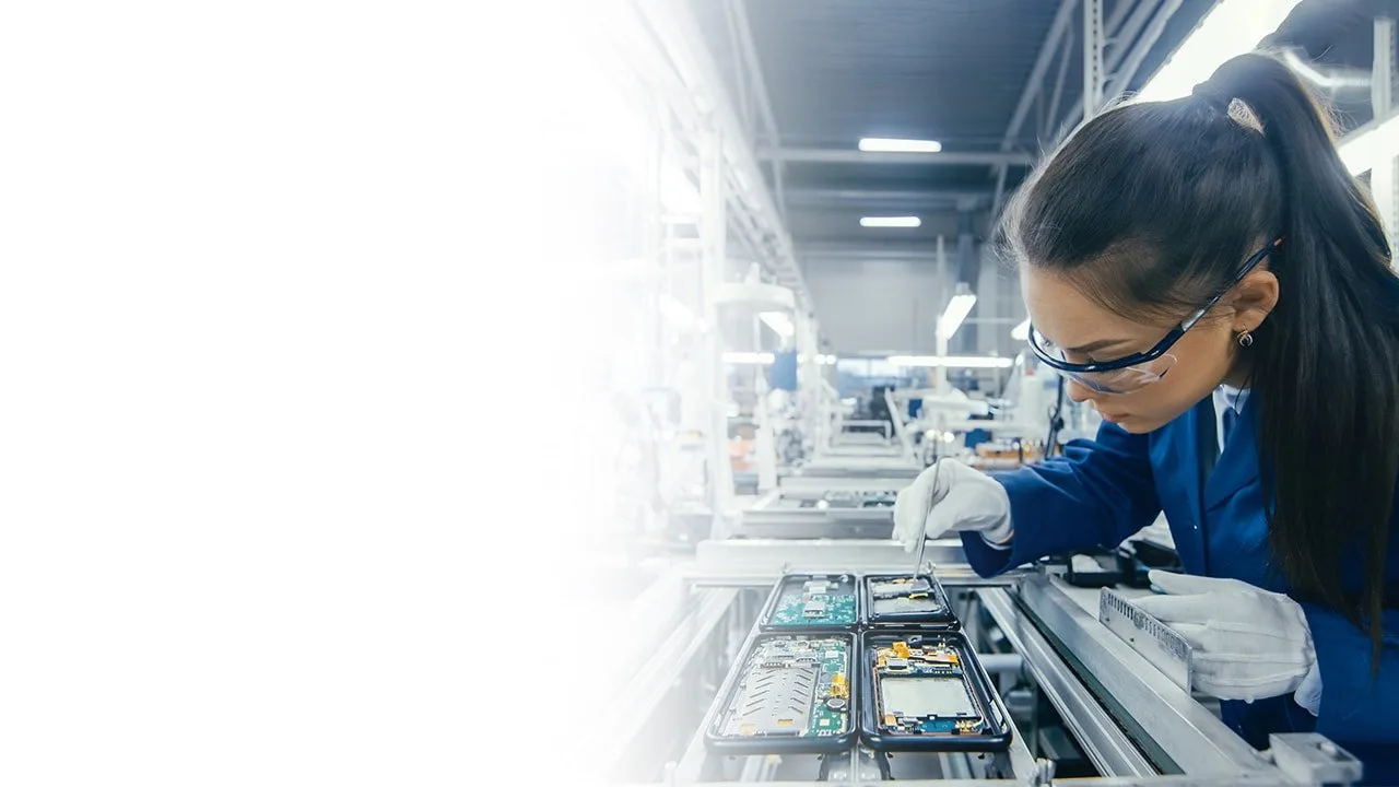 Ingeniera de la ingeniería en telecomunicaciones realiza tareas técnicas en su área laboral.