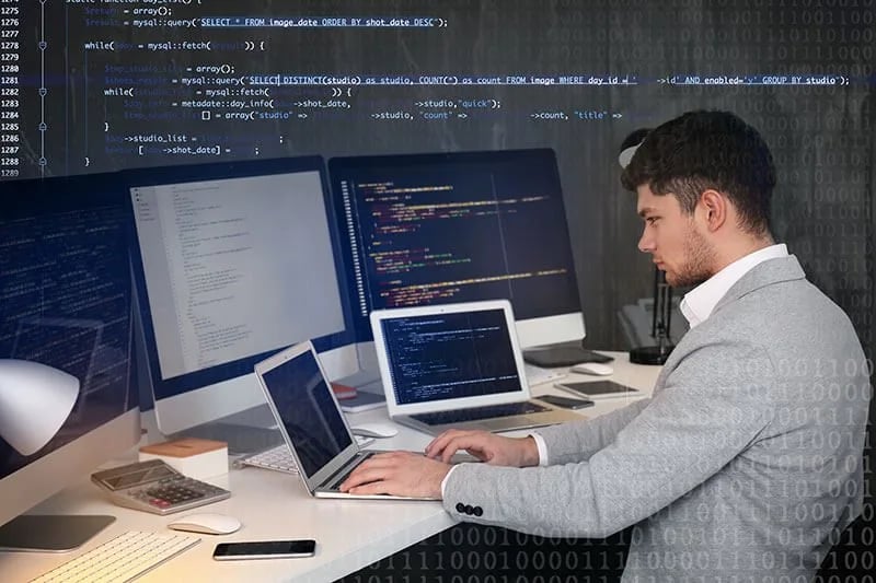 Estudiante de la ingenieria en software de UNITEC analizando un sistema informático