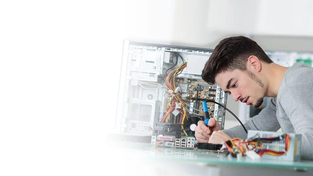 Ingeniero de la ingeniería en electrónica y telecomunicaciones arreglando una computadora.