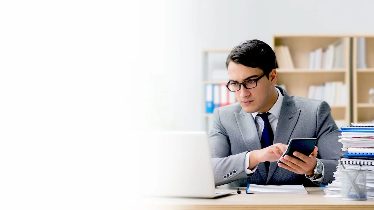 Estudiante de la carrera de contabilidad y finanzas haciendo cuentas con la calculadora