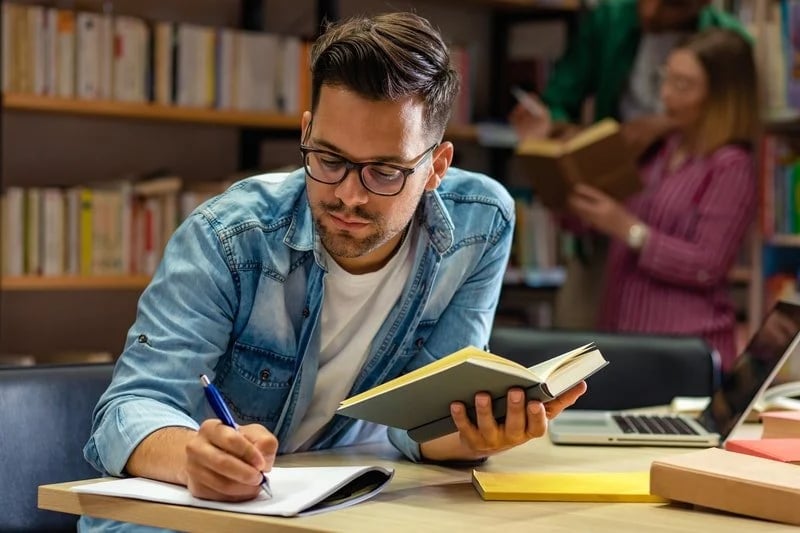 Serás un experto en Lengua y Literatura Hispánica en campos como la morfología y sintaxis de la lengua