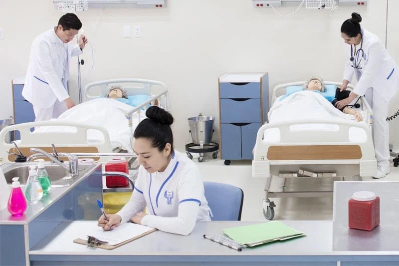 Aprende en la licenciatura en enfermería a afrontar los cambios en el entorno profesional con una visión competitiva 