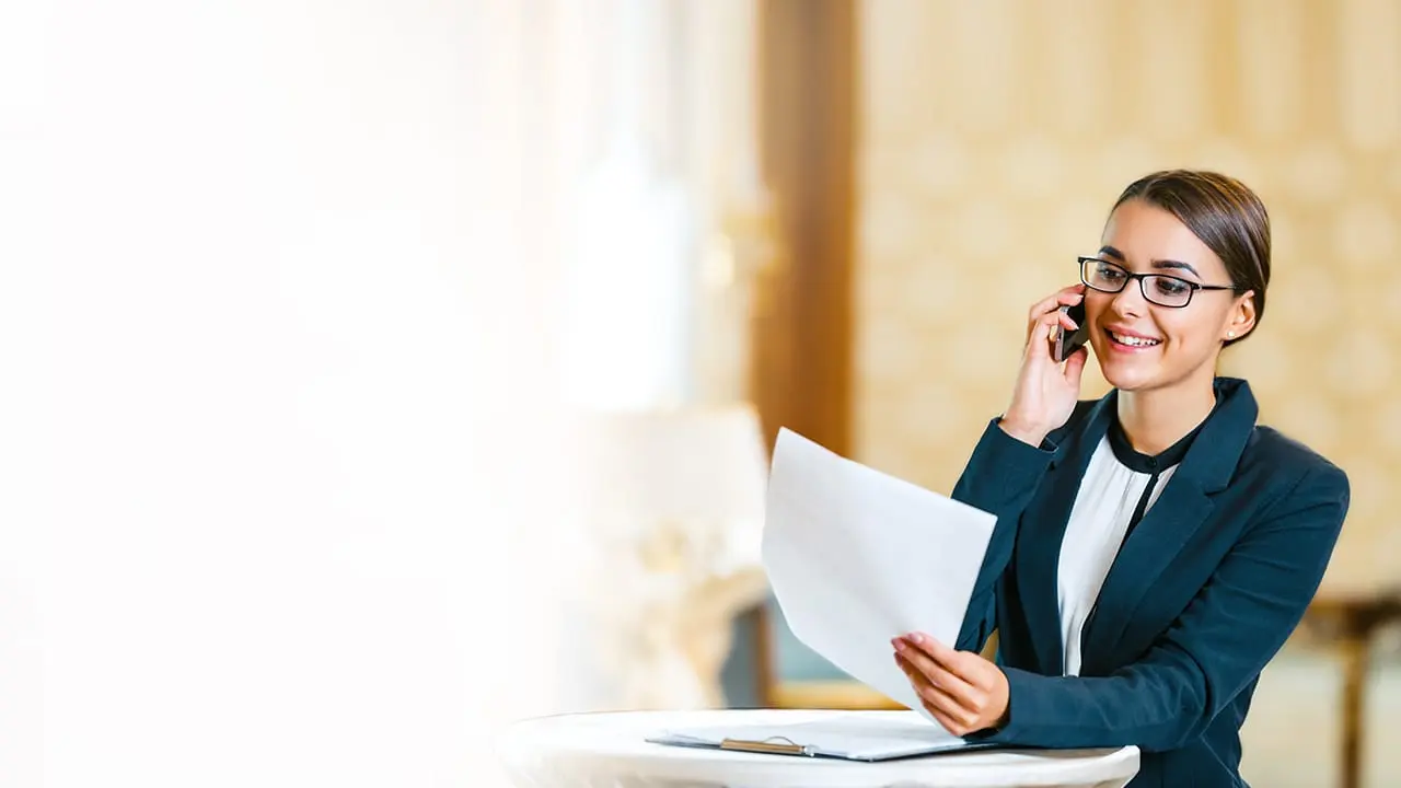 Egresada de la lic en turismo consultando notas en hotel 