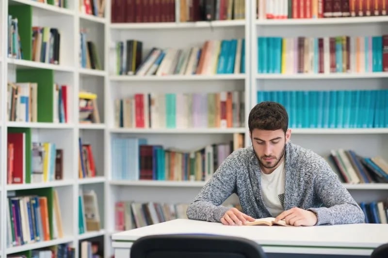 Alumno de UNITEC practicando traducción en la Licenciatura en Lenguas Extranjeras