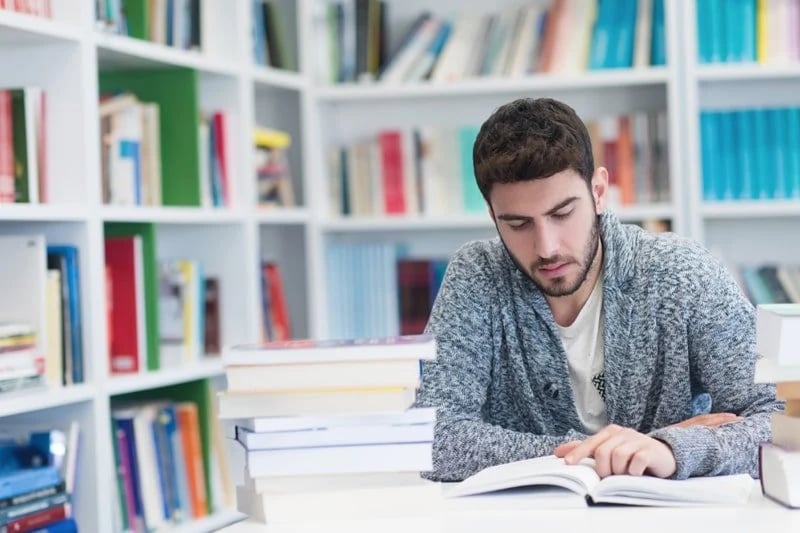 El perfil de egreso de la licenciatura en historia consiste en producir y comprender los relatos sociales y políticos de un país.