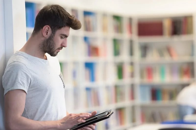 Estudiante de la Licenciatura en Lenguas Extranjeras en la biblioteca de idiomas de UNITEC