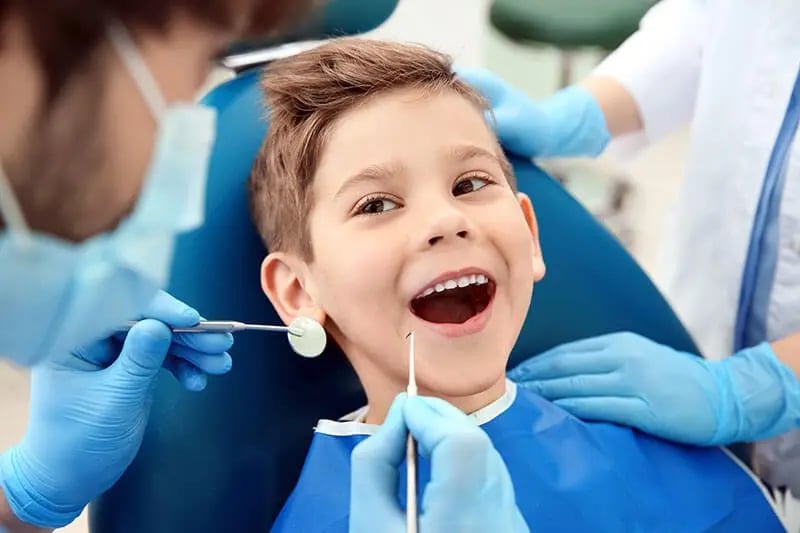 Quienes eligen esta especialidad pueden trabajar en clínicas de odontología infantil.