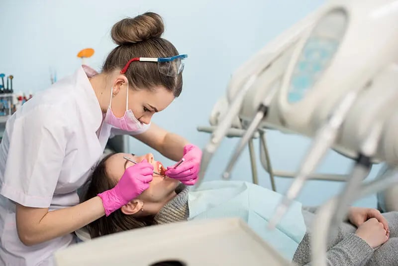 Quienes eligen esta especialidad pueden trabajar en clínicas de ortodoncia.