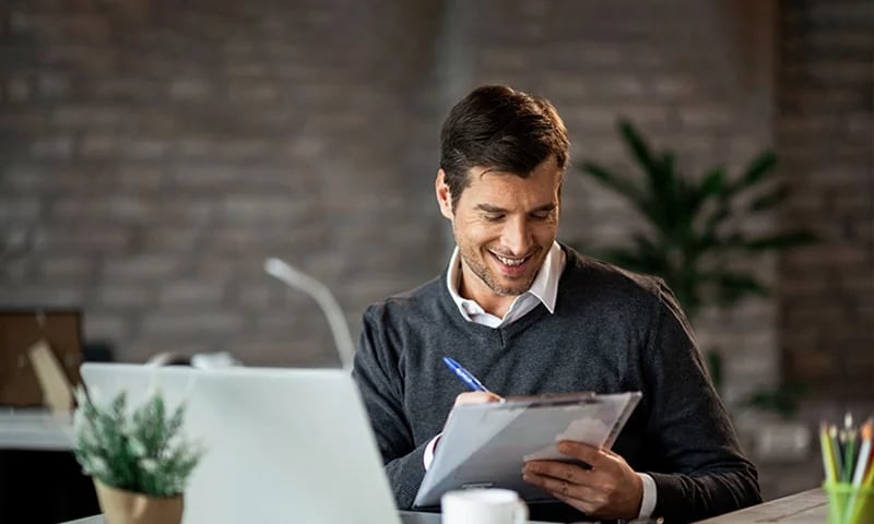 Alumno de un Máster en Dirección de Proyectos tomando notas