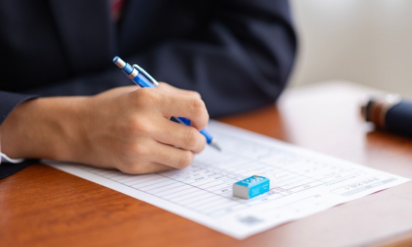 Alumno realizando su examen después de cumplir con registro y requisitos paso a paso al examen de ingreso UANL 2025