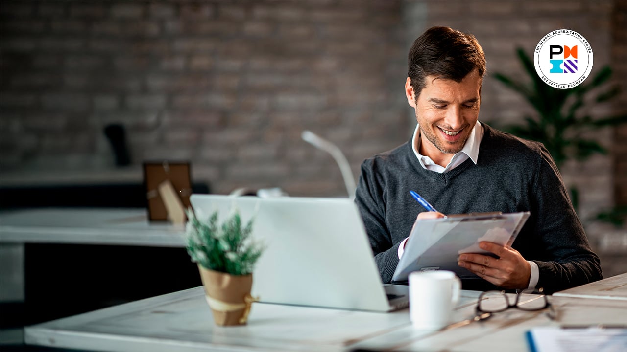 Alumno de la Maestría en Dirección de Proyectos tomando notas