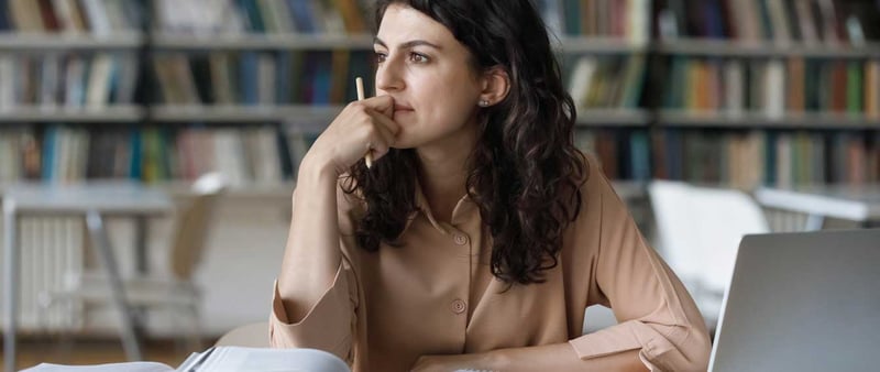 ¿Qué pasa si no me quedo en la universidad?