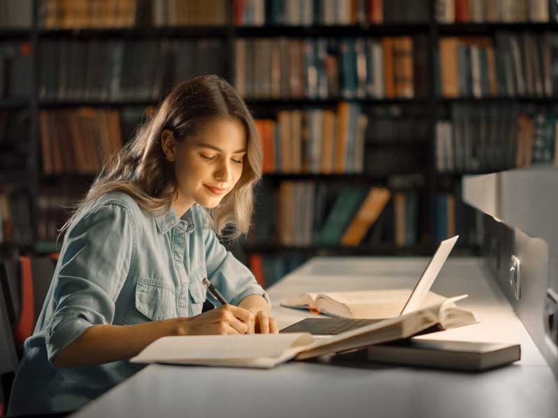 Alumna estudiando para hacer el examen EGEL