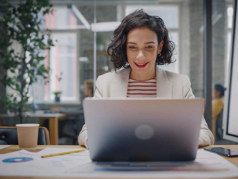 Mujer estudiante de un máster internacional