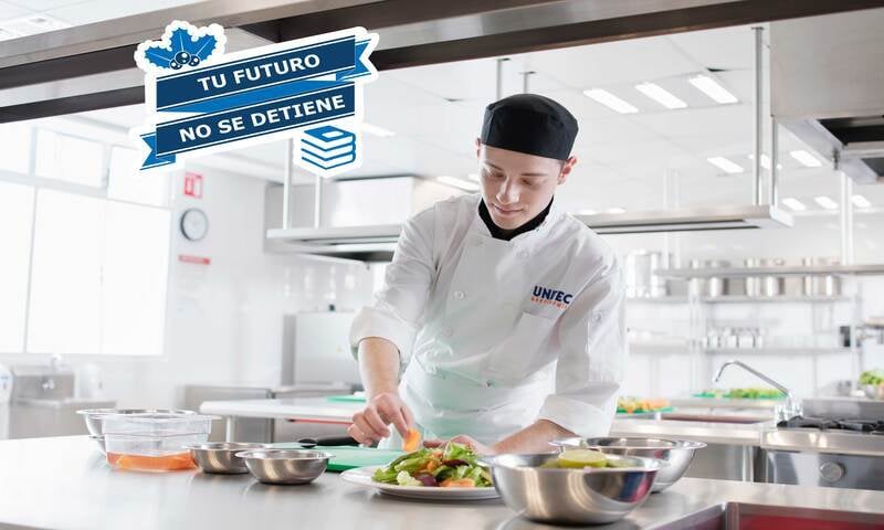 Alumno de la carrera de Gastronomía preparando un platillo