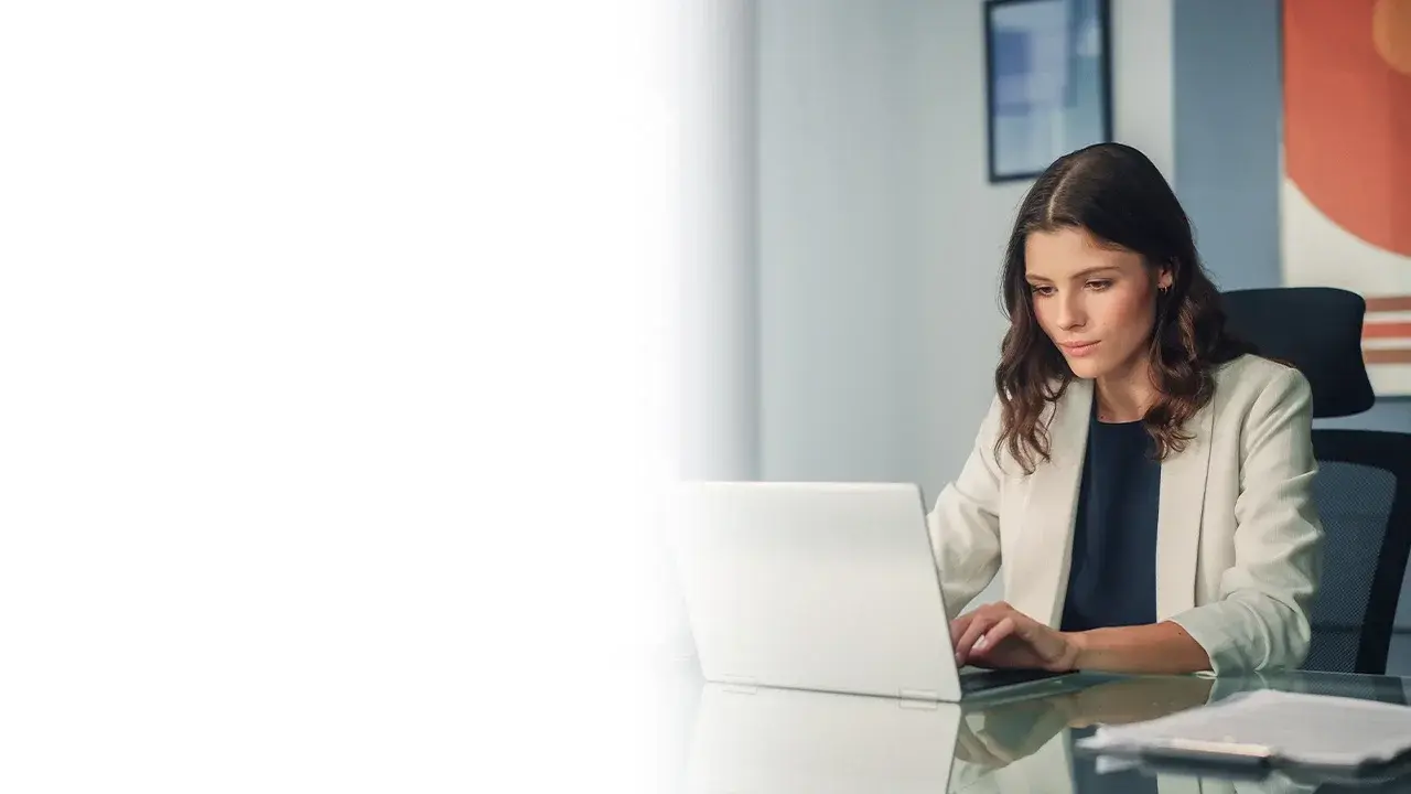 Alumna de la Licenciatura en Contaduría Pública y Finanzas haciendo un balance de cuentas en computadora 