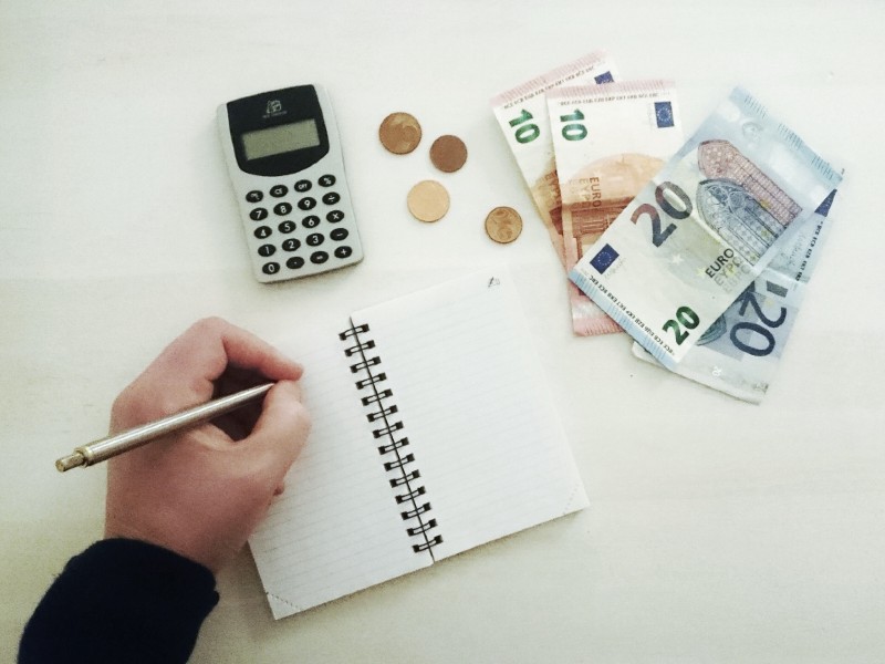 carreras-en-las-que-ganas-mas-dinero-finanzas-manos-calculan-porcentaje-2