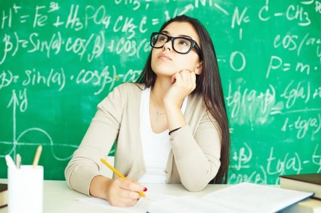 chica-con-gafas-en-una-clase_1098-223-Dec-17-2022-05-58-17-9266-PM