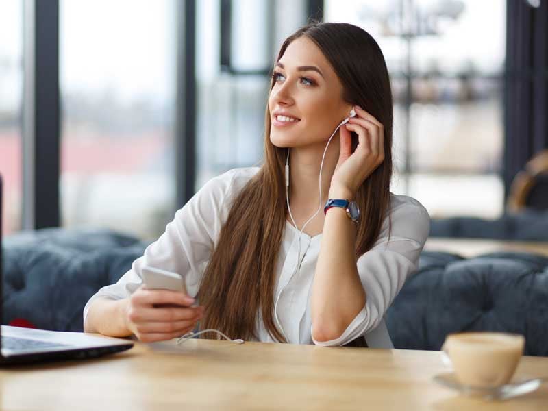 ejecutiva-tomando-curso-de-ingles-en-el-telefono-2