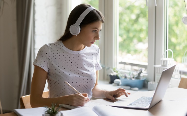 entrar_a_la_universidad_mujer_joven_trabaja_en_computadora-2