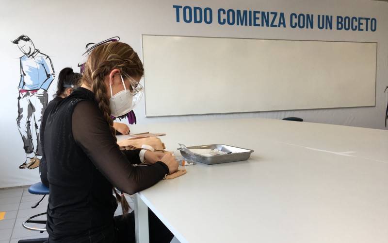 Estudiante trabajando en el laboratorio de UNITEC, utilizando equipo de protección personal