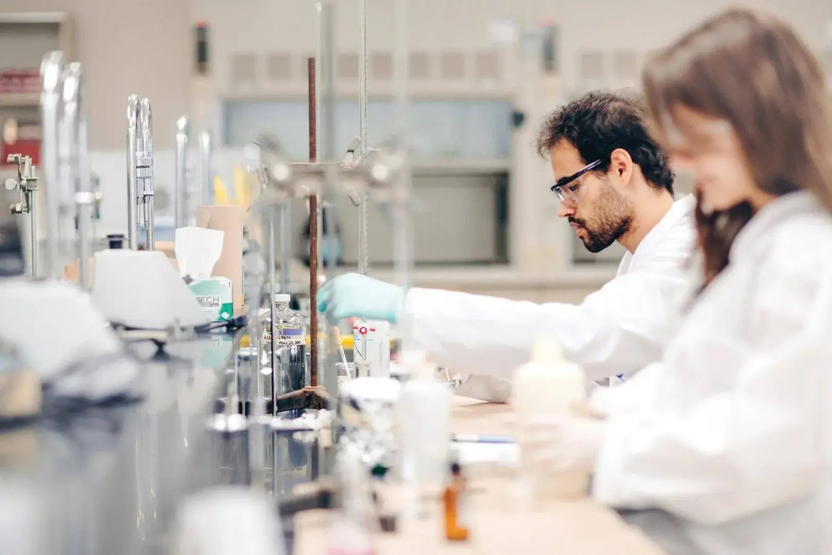 trabajos-que-podras-obtener-si-estudias-ingenieria-quimica-1-Dec-17-2022-06-50-22-9261-PM