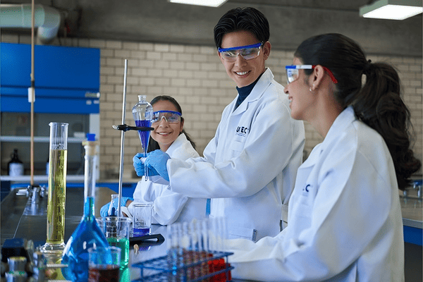 Alumnos de UNITEC dentro del laboratorio