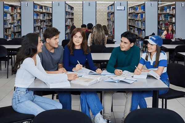 Alumnos de UNITEC reunidos en la biblioteca