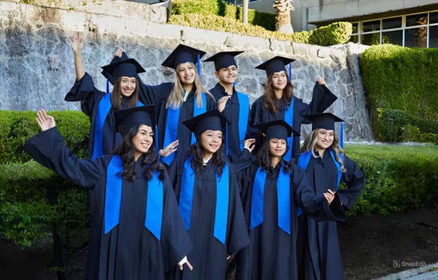 Alumnos de Prepa UNITEC graduados