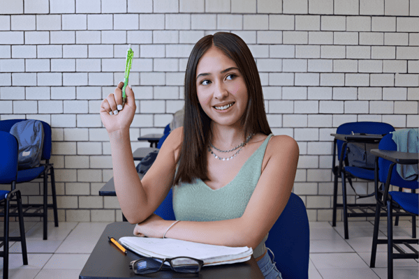 Alumna de Prepa tomando clase