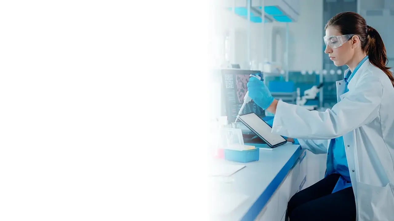 Profesora de la carrera de Biotecnología en los laboratorios de UNITEC