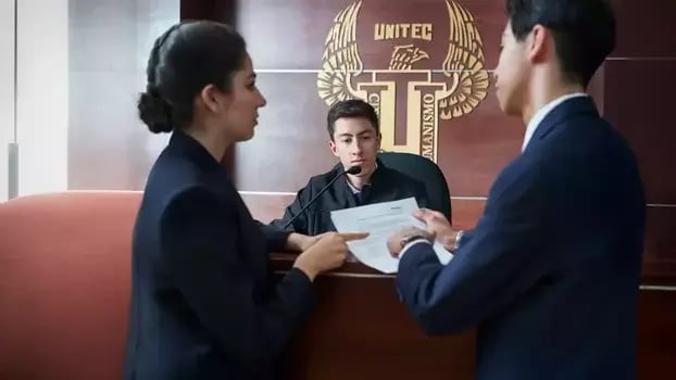 Tres alumnos de la carrera de Derecho en clase de Juicios Orales