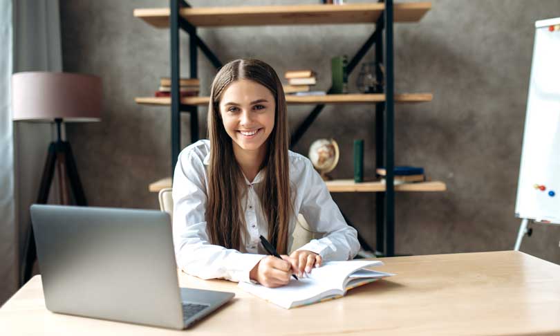Joven estudiante de prepa en línea