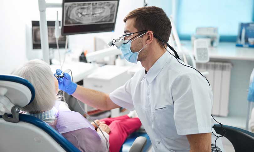 Odontólogo trabajando en paciente mayor