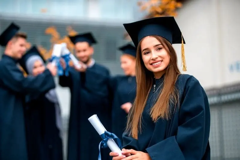 Egresada de una maestría a distancia en su graduación