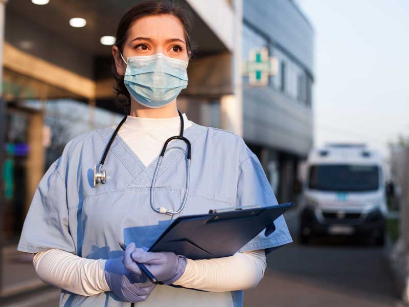 Joven médica carrera steam