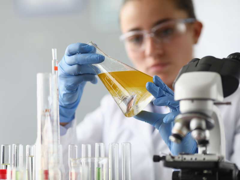 Joven mujer estudiante de carrera STEAM