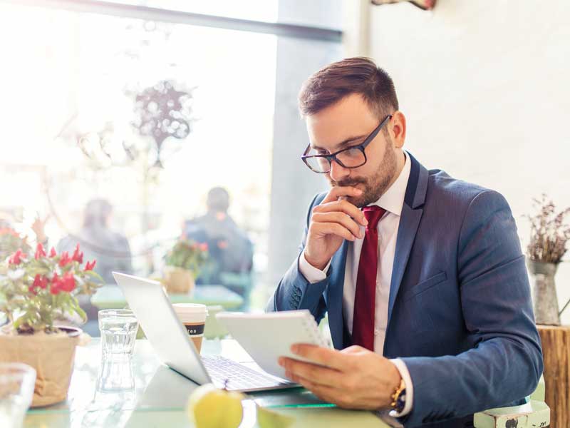 Ejecutivo leyendo para actualizar sus conocimientos